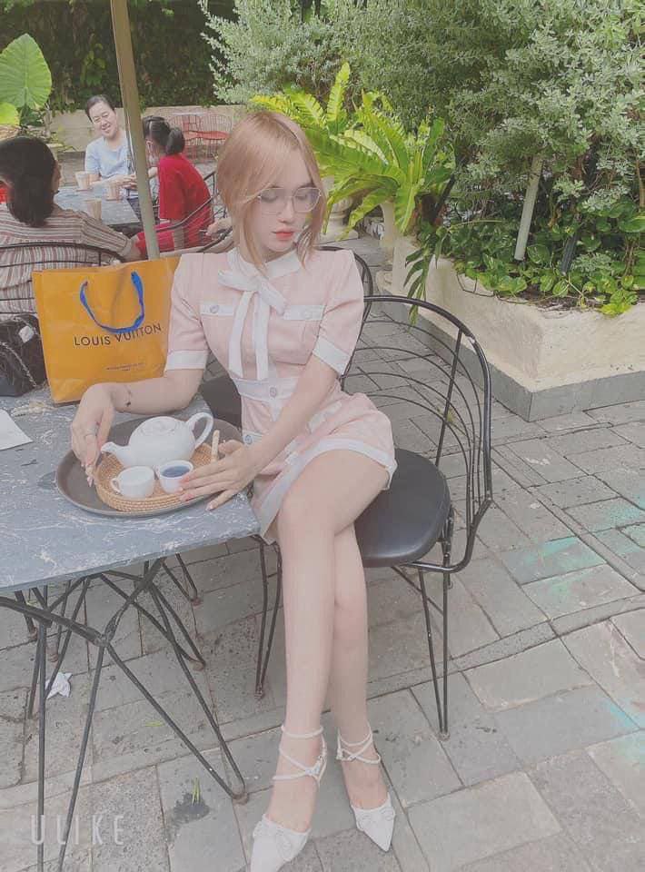 Bố dượng lấy cờ trừng phạt con gái điểm kém để chơi cả “2 lỗ” của âm đạo ngây thơ