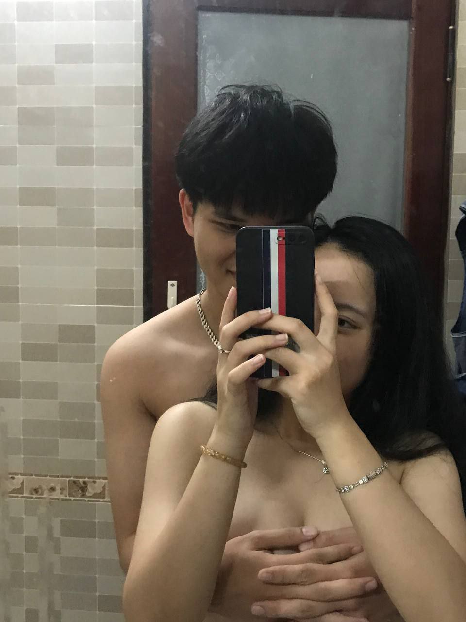 Học sinh nữ đại học không thể chống cự trước ngón tay điêu luyện của kẻ biến thái