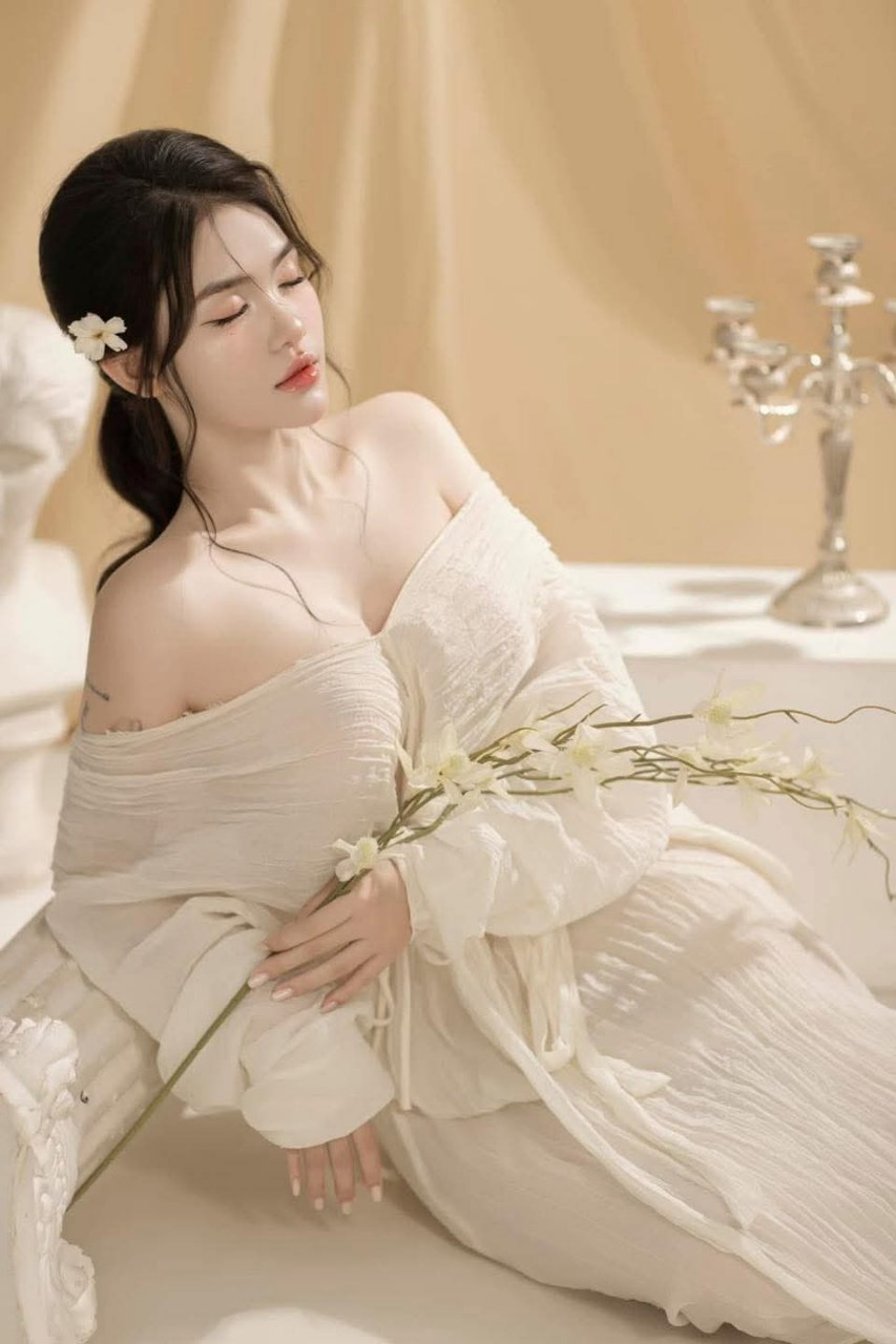 Bố đi làm, má kế trẻ ở nhà tò te với con trai